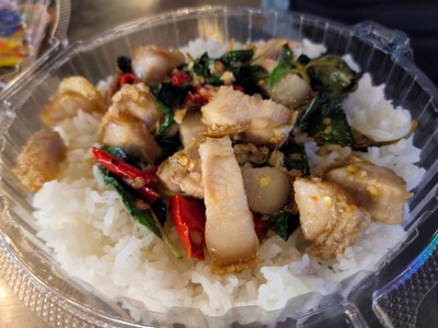 ข้าวราดกะเพราหมูกรอบ