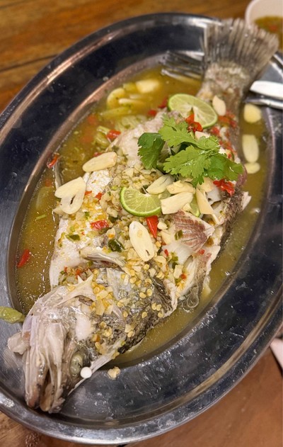 🐟 ปลากะพงนึ่งมะนาว. (ราคา 420 บาท.)