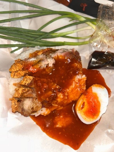 ข้าวหมูกรอบล้วน