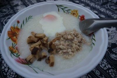 โจ๊กเด็กหมูเห็ดหอมไข่ลวก