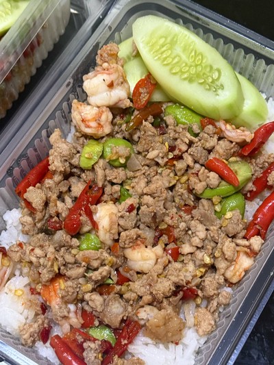 ผัดกะปิสะตอกุ้งหมูสับราดข้าว