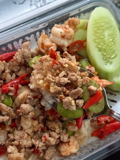 ผัดกะปิสะตอกุ้งหมูสับราดข้าว