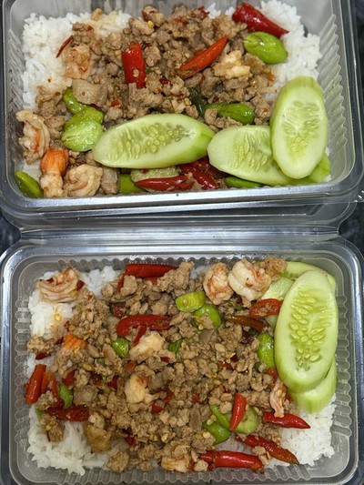 ผัดกะปิสะตอกุ้งหมูสับราดข้าว