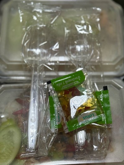 ผัดกะปิสะตอกุ้งหมูสับราดข้าว