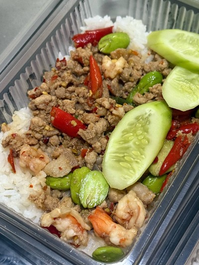 ผัดกะปิสะตอกุ้งหมูสับราดข้าว