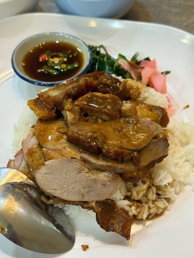 ข้าวหน้าเป็ด หมูแดง หมูกรอบ