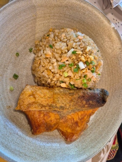 ข้าวผัดกระเทียมปลาแซลมอน