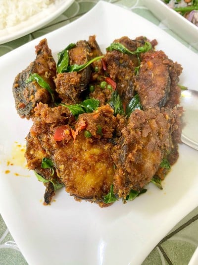 ปลาดุกผัดเครื่องแกง