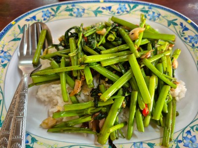 ผัดผักบุ้งไฟแดงราดข้าว