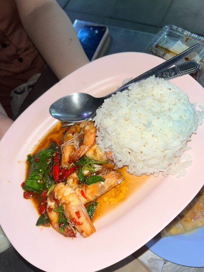 ข้าวกะเพรากุ้ง