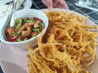 ส้มตำไทย เห็ดทอด