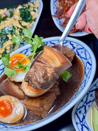 หมูตุ๋นไข่พะโล้
