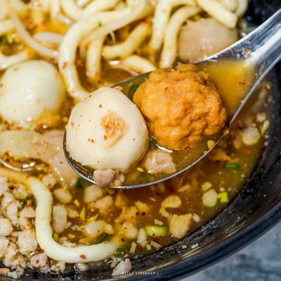 “ครบรส ก๋วยเตี๋ยวลูกชิ้นปลา” ร้านก๋วยเตี๋ยวรสเด็ดย่านอุดมสุข