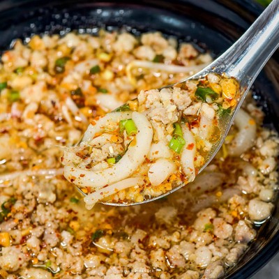“ครบรส ก๋วยเตี๋ยวลูกชิ้นปลา” ร้านก๋วยเตี๋ยวรสเด็ดย่านอุดมสุข
