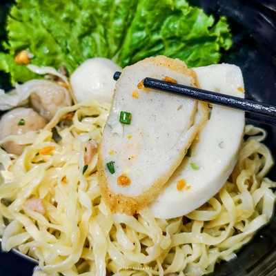 “ครบรส ก๋วยเตี๋ยวลูกชิ้นปลา” ร้านก๋วยเตี๋ยวรสเด็ดย่านอุดมสุข