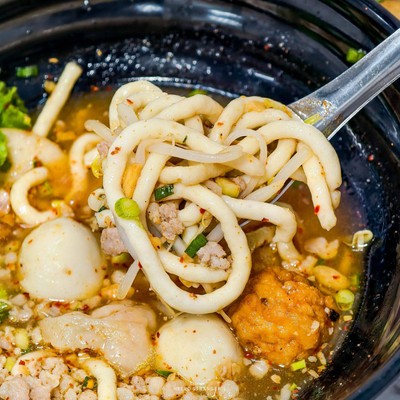 “ครบรส ก๋วยเตี๋ยวลูกชิ้นปลา” ร้านก๋วยเตี๋ยวรสเด็ดย่านอุดมสุข