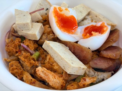 ข้าวหมูทอดไก่ทอดยำแซ่บ