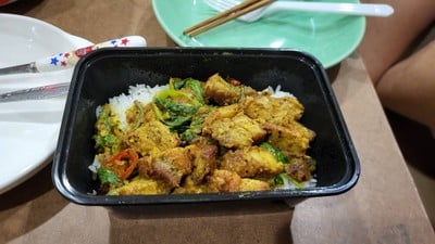 ข้าวพริกแกงใต้หมูทอด