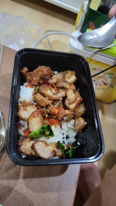 ข้าวหมูทอดผัดพริกเกลือ