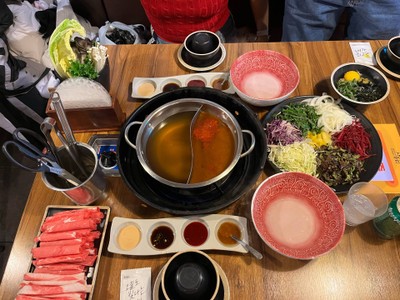 ชาบู 2 ซุป + เนื้อวัว + ข้าว (ร้านจะผัดลงหม้อชาบูให้หลังทานเสร็จ)