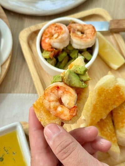 กุ้งย่างและอโวคาโด