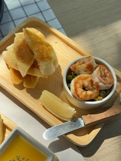 กุ้งย่างและอโวคาโด