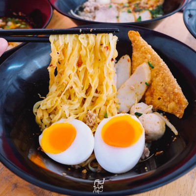 กิม ก๋วยเตี๋ยวต้มยำโบราณ และเมนูอาหารเช้า ย่านเทพรักษ์