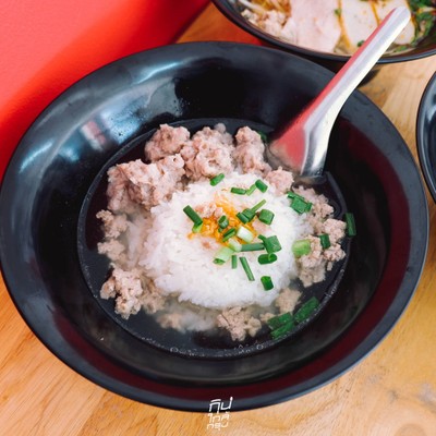 กิม ก๋วยเตี๋ยวต้มยำโบราณ และเมนูอาหารเช้า ย่านเทพรักษ์