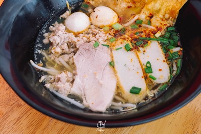 กิม ก๋วยเตี๋ยวต้มยำโบราณ และเมนูอาหารเช้า ย่านเทพรักษ์