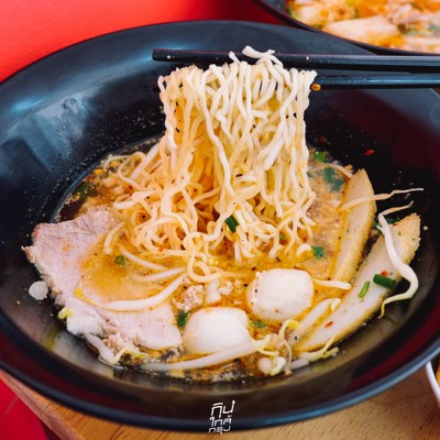 กิม ก๋วยเตี๋ยวต้มยำโบราณ และเมนูอาหารเช้า ย่านเทพรักษ์