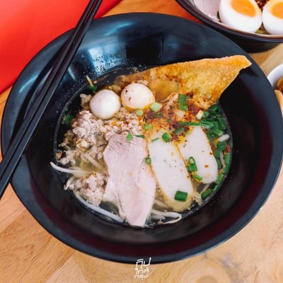 กิม ก๋วยเตี๋ยวต้มยำโบราณ และเมนูอาหารเช้า ย่านเทพรักษ์