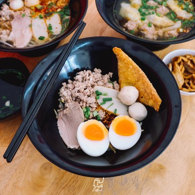 กิม ก๋วยเตี๋ยวต้มยำโบราณ และเมนูอาหารเช้า ย่านเทพรักษ์