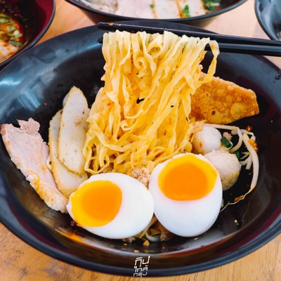 กิม ก๋วยเตี๋ยวต้มยำโบราณ และเมนูอาหารเช้า ย่านเทพรักษ์