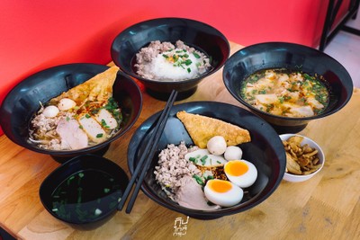 กิม ก๋วยเตี๋ยวต้มยำโบราณ และเมนูอาหารเช้า ย่านเทพรักษ์