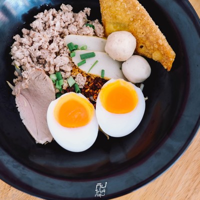 กิม ก๋วยเตี๋ยวต้มยำโบราณ และเมนูอาหารเช้า ย่านเทพรักษ์