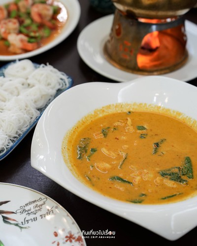 แกงเนื้อปูใบชะพลู-เส้นหมี่