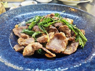 เนื้อเป็ดทอดกระเทียม