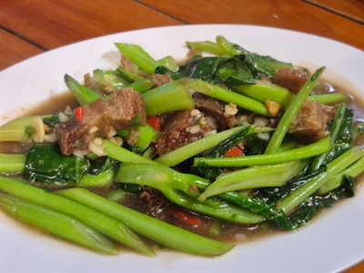คะน้าหมูกรอบ