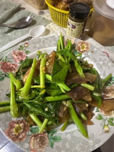 “ผัดคะน้าหมูสามชั้น"