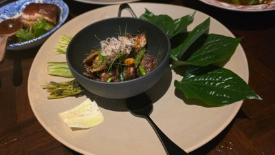 คอหมูผัดกะปิ