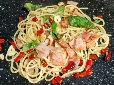 วิธีทำ สปาเก็ตตี้เบคอนผัดพริกแห้ง