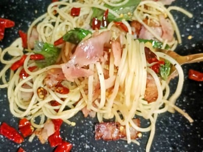 วิธีทำ สปาเก็ตตี้เบคอนผัดพริกแห้ง