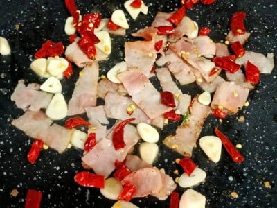 วิธีทำ สปาเก็ตตี้เบคอนผัดพริกแห้ง