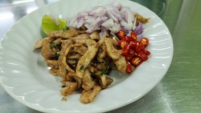 คอหมูผัดกะปิ