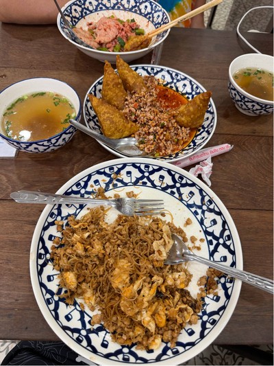 เกี๊ยวอวบต้มยำแห้ง