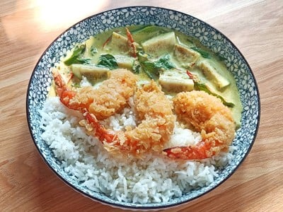 ข้าวแกงเขียวหวานกุ้งทอด