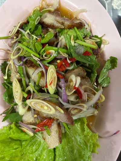 ยำคอหมูย่าง