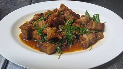 ผัดกระเพราะหมูกรอบ