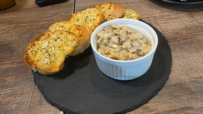 Sautéed Clam with Garlic Bread