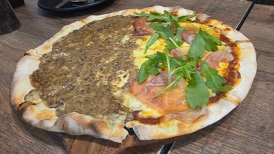 พิซซ่าหน้าทรัฟเฟิลกับหน้าพาร์ม่าแฮม